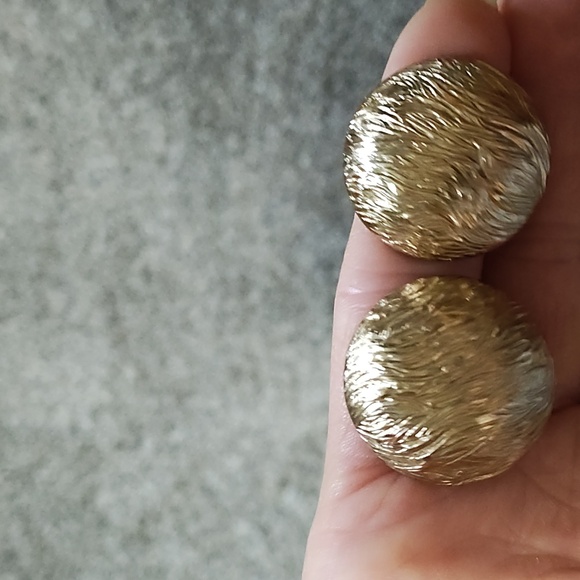 MONET VINTAGE LARGE TEXTURED GOLD-TONE DOME-SHAPED 1.3" CLIP-ON EARRINGS - Picture 7 of 9